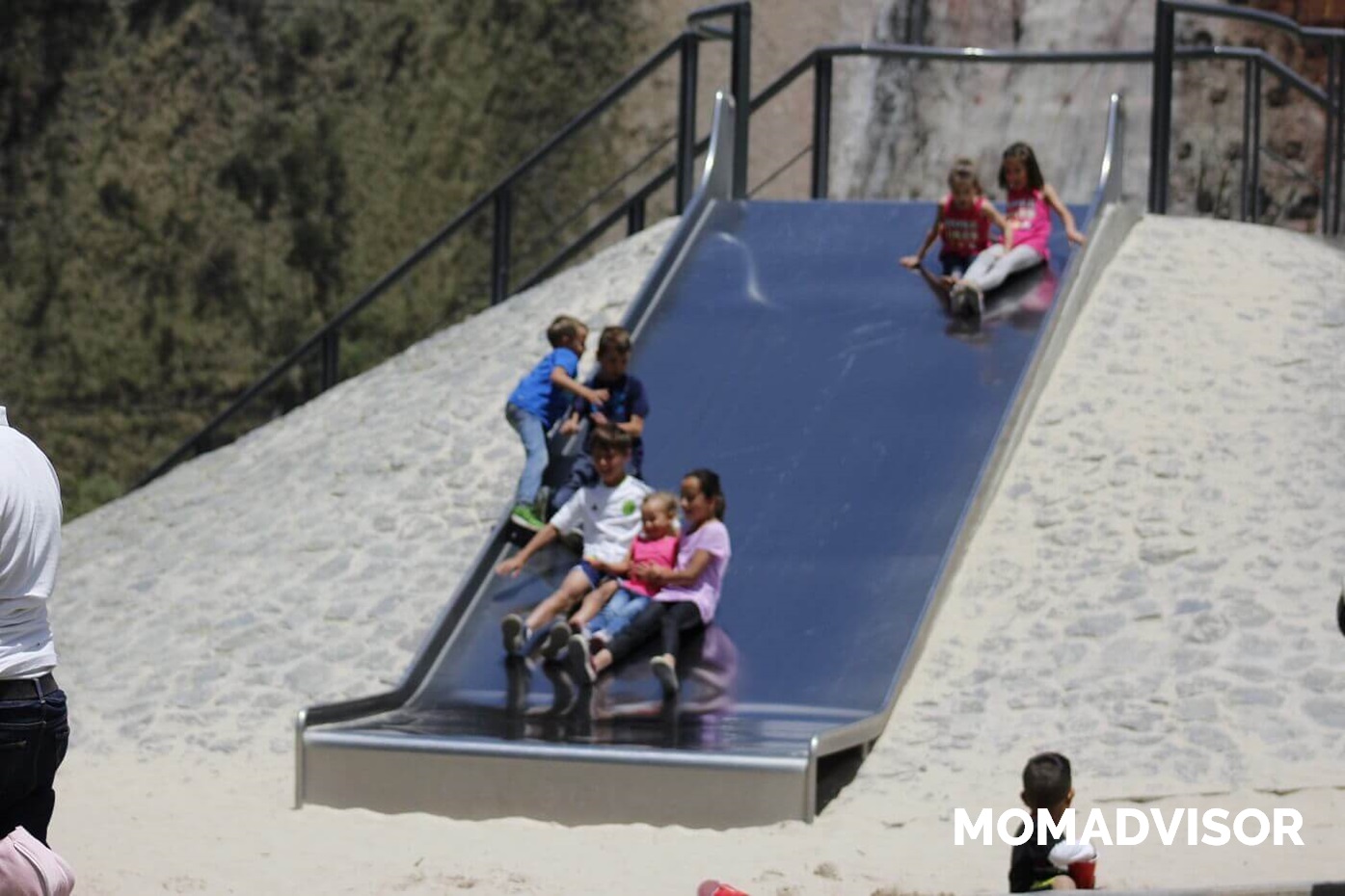 parque-la-mexicana-resbaladillas1-momadvisor-logo