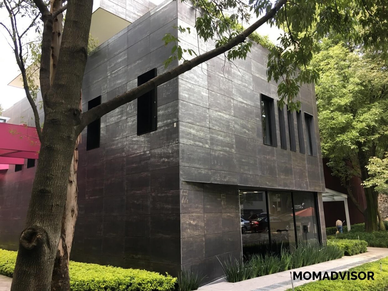 Frida-restaurante-coyoacan-momadvisor-comer-con-niños-ninos-ludoteca-actividades-centro-artes-vivas-edificio-negro-arquitectura-logo-1