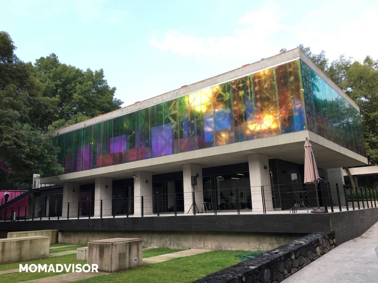 Frida-restaurante-coyoacan-momadvisor-comer-con-niños-ninos-ludoteca-actividades-centro-artes-vivas-arquitectura-logo