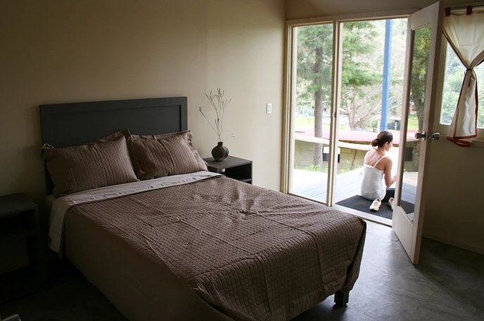 habita-cubos-gaspart-studio-momadvisor-cabañas-de-madera-hotel-valle-de-bravo-woodframing-hospedaje-interior-cabana habita-cubos-gaspart-studio-momadvisor-cabañas-de-madera-hotel-valle-de-bravo-woodframing-hospedaje-interior-cabana