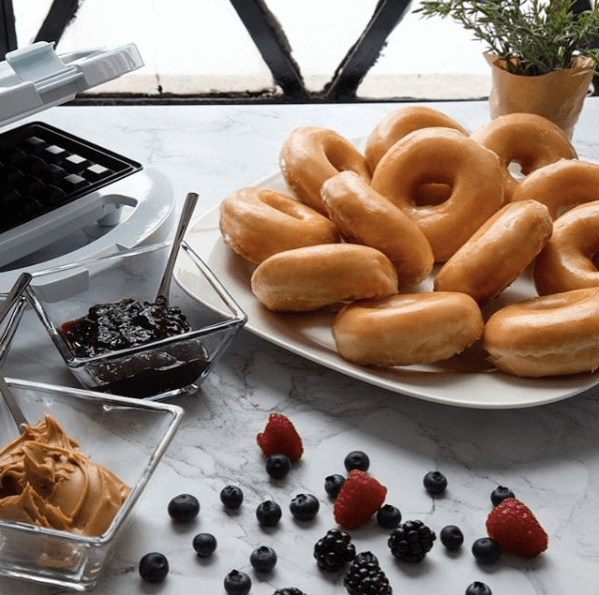 krispy-kreme-brownie-donas-fiestas-banquetes-mesa-de-dulces-party-fest-momadvisor krispy-kreme-brownie-donas-fiestas-banquetes-mesa-de-dulces-party-fest-momadvisor