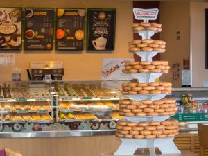 krispy-kreme-brownie-torre-de-donas-glaseadas-fiestas-banquetes-party-fest-momadvisor
