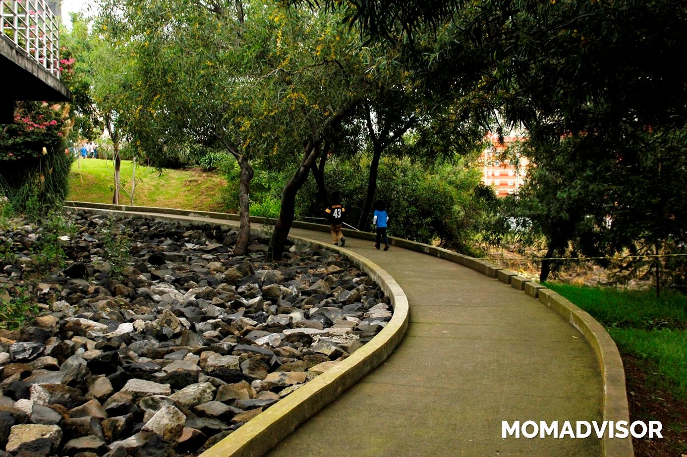 Bio-Parque-Urbano-San-Antonio-CDMX-pasillo-ninos-corriendo-1 Bio-Parque-Urbano-San-Antonio-CDMX-pasillo-ninos-corriendo-1