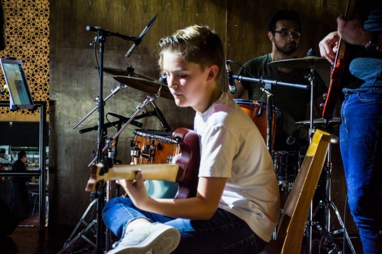 chue chord curso de verano canta canto san angel adolescentes cdmx summer workshop guitarra 768x512