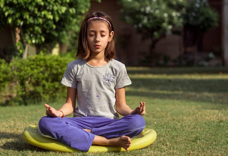 yoga-para-ninos-momadvisor-foto-de-jyotirmoy-gupta