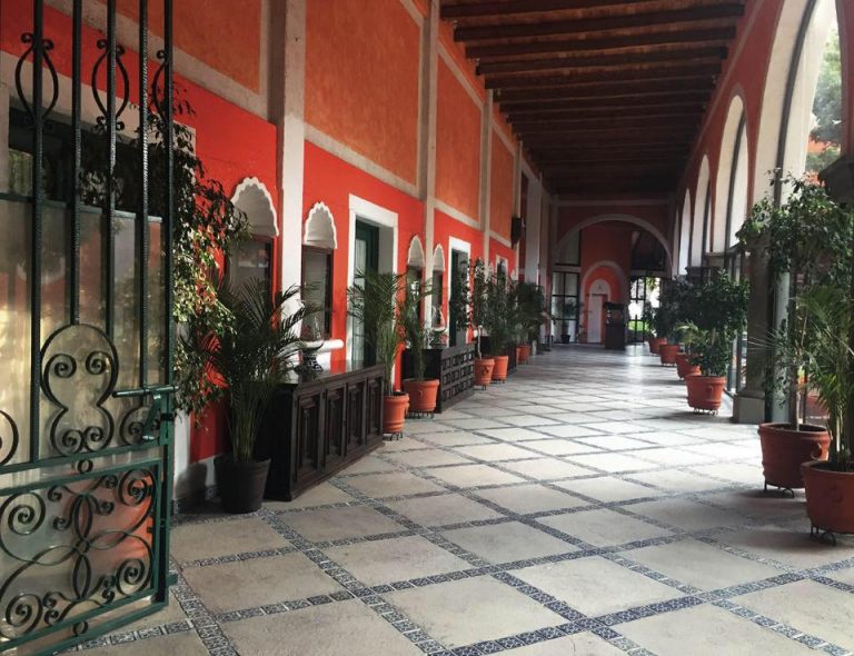 hacienda el parian restaurante con area para niños pasillo 768x590