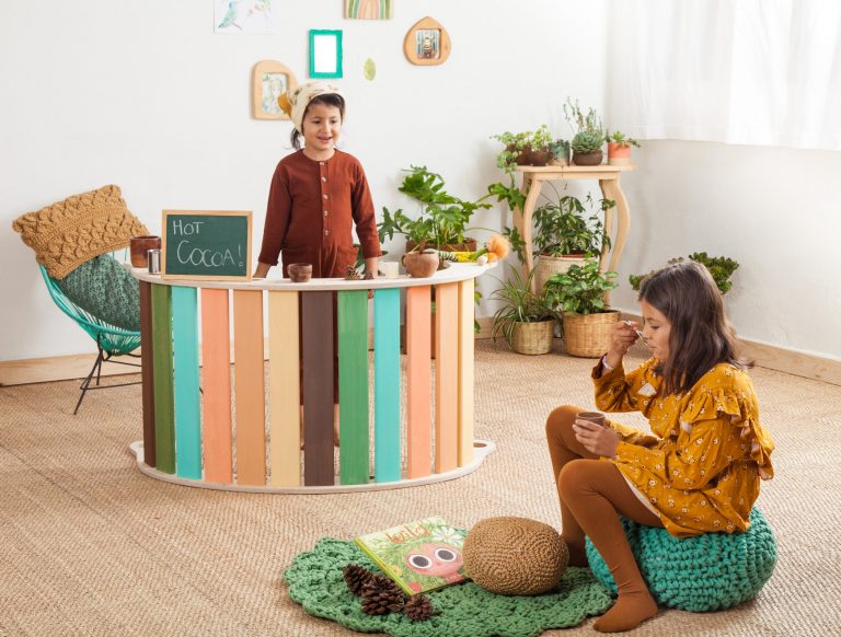 Juego de roles con nuestra mecedora XXL en tonos "voces de la montaña" Juego de roles con nuestra mecedora XXL en tonos "voces de la montaña"