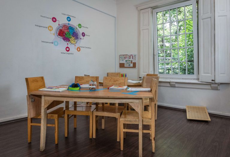 Los niños van cambiando de espacios en el día Los niños van cambiando de espacios en el día