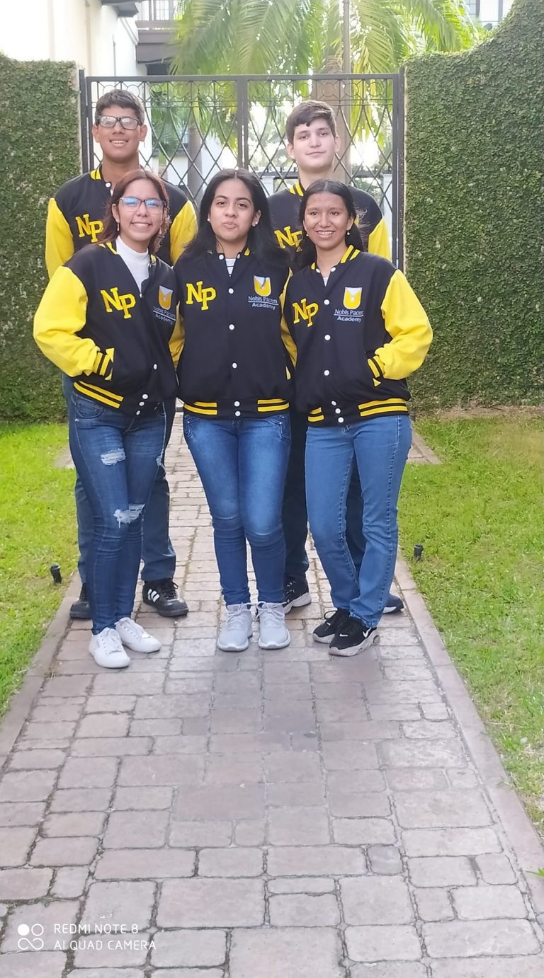 Graduados 768x1382