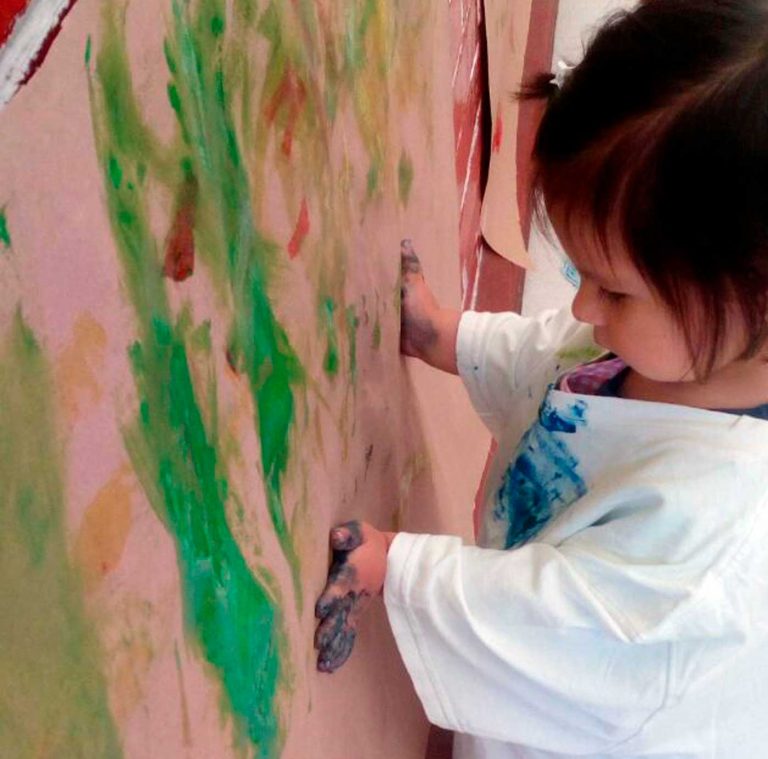 vidya montessori preescolar arte manos 768x759