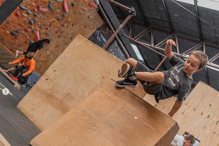yoghika en movimiento gimnasia parkour salto 768x513