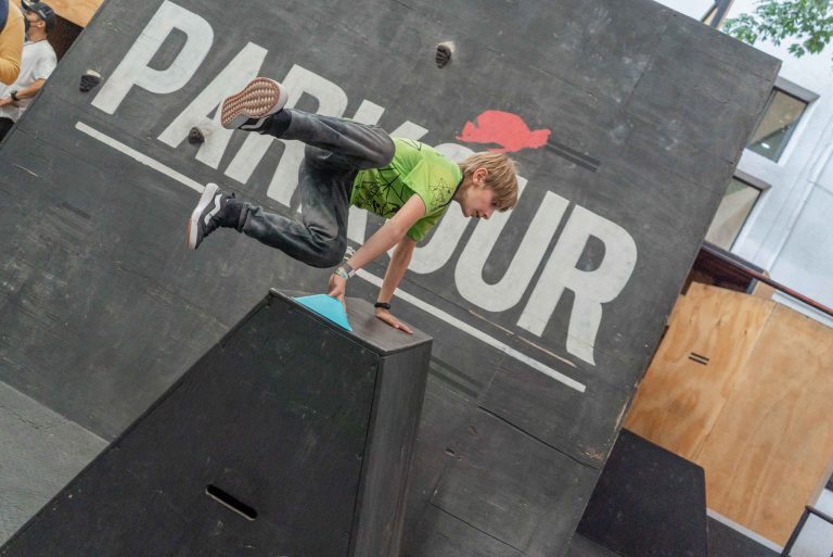 yoghika en movimiento parkour 768x513