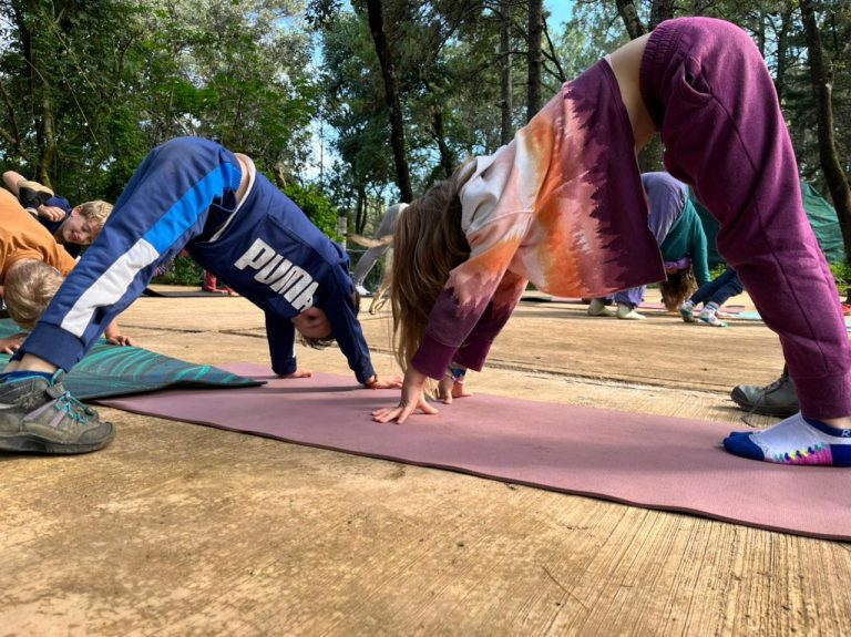 curso de verano para ninos ninas valle de bravo acatitlan yoga 768x575
