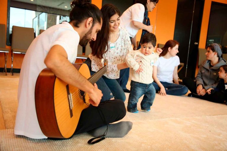 musicenglish by yuum alvaro obregon guitarra 768x512