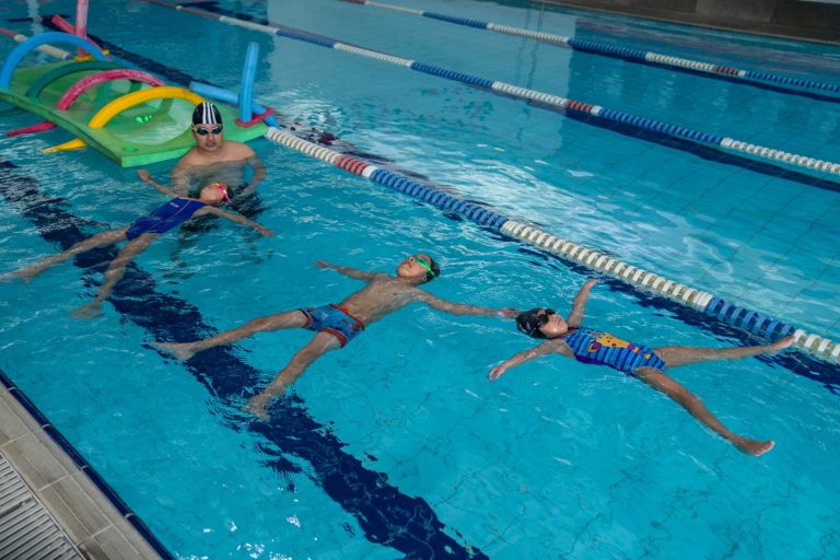 Sport City Kids Club Curso de Verano Primavera Invierno para ninos natacion alberca divertido aprender a nadar 18 768x512