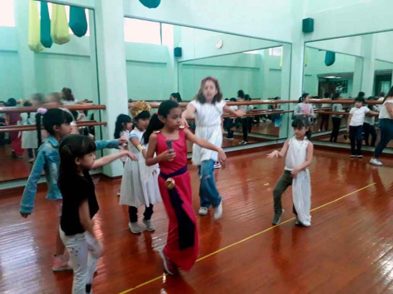 curso de verano de teatro si artes escenicas ensayo baile 2 768x576