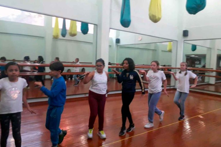 curso de verano de teatro si artes escenicas ensayo baile 768x512