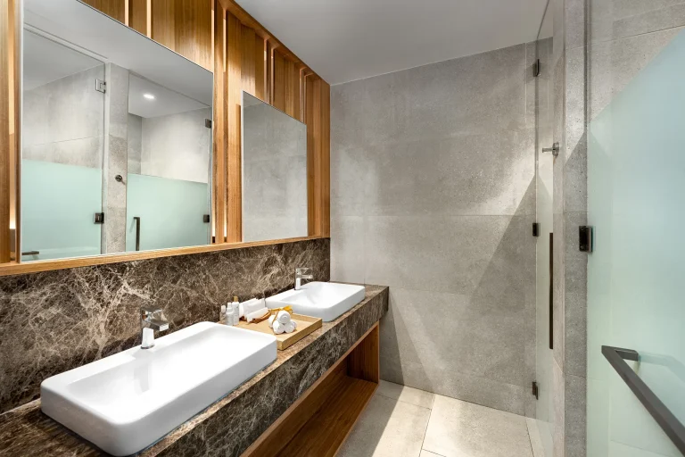 DRBMI JR STE TV Bathroom AFC 768x512