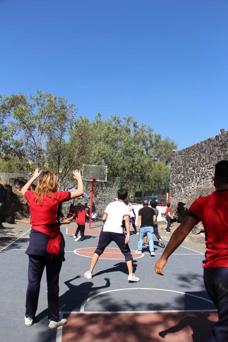 Colegio Giocosa Colonia Pedregal CDMX escuela no tradicional constructivista maker space design thinking inteligencia basquet 768x1152