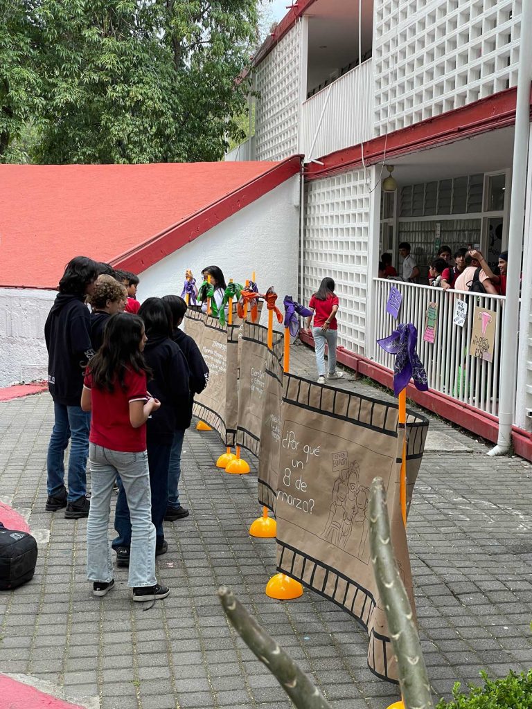 Colegio Giocosa Colonia Pedregal CDMX escuela no tradicional constructivista maker space design thinking inteligencia exposicion patio 768x1024