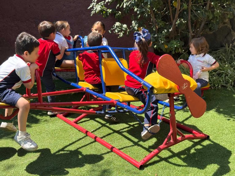 Colegio Giocosa Colonia Pedregal CDMX escuela no tradicional constructivista maker space design thinking inteligencia kinder avion blur 768x576