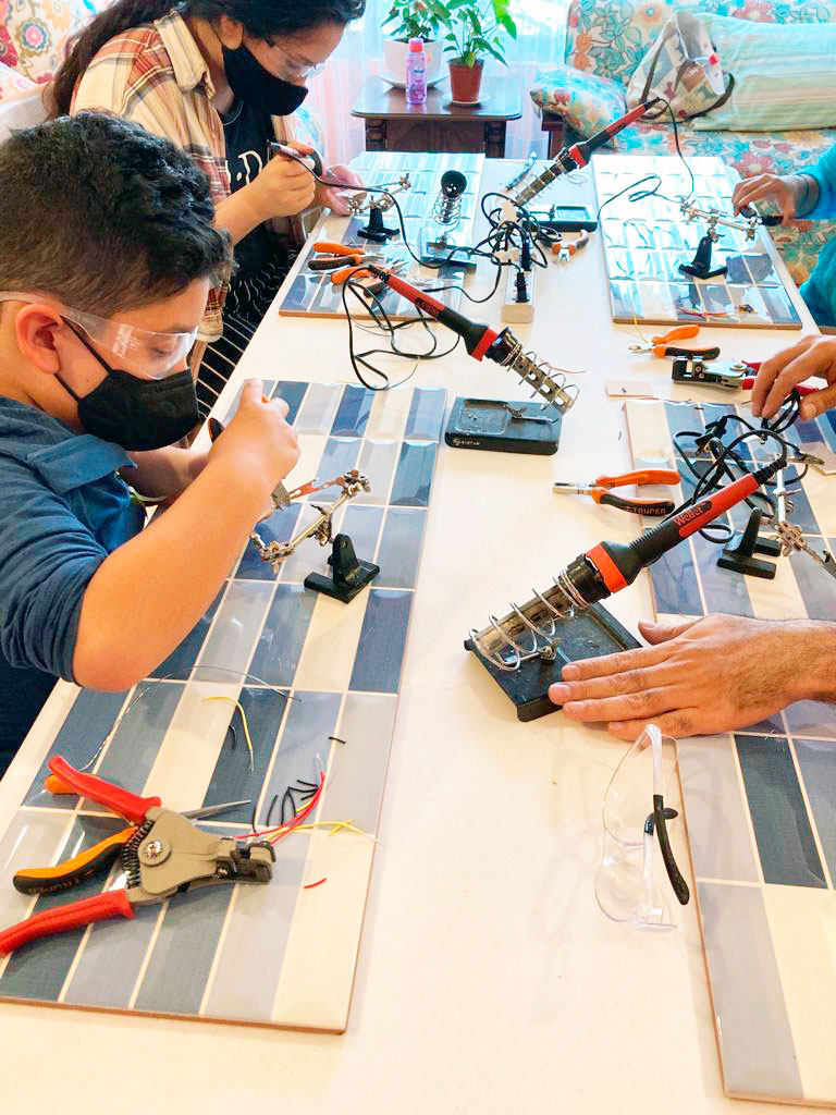 curso de verano HOKY crea robots online