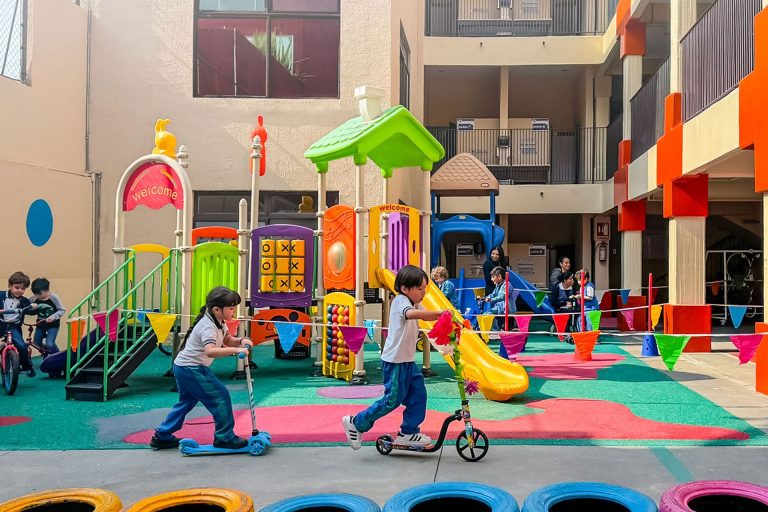 Preescolar colegio maria montessori patio 768x512