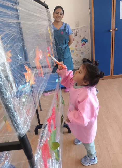 EMI PINTANDO EN PLASTICO ETNA SATISFECHA
