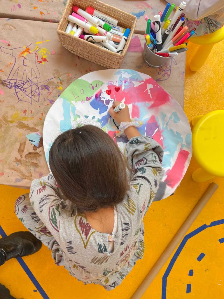 Curso de Verano de Arte para Ninos Messy Art and Play Colores Prado Norte Lomas de Chapultepec Miguel Hidalgo nina 768x1024