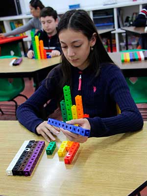 Colegio-Giocosa-Colonia-Pedregal-CDMX-escuela-no-tradicional-constructivista-maker-space-design-thinking-inteligencia-clase-tabletas-300x400