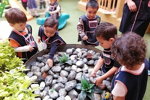 fuente-estudio-naranja-escuela-preescolar-ninos-school-fest-momadvisor-patio-instalaciones-del-valle