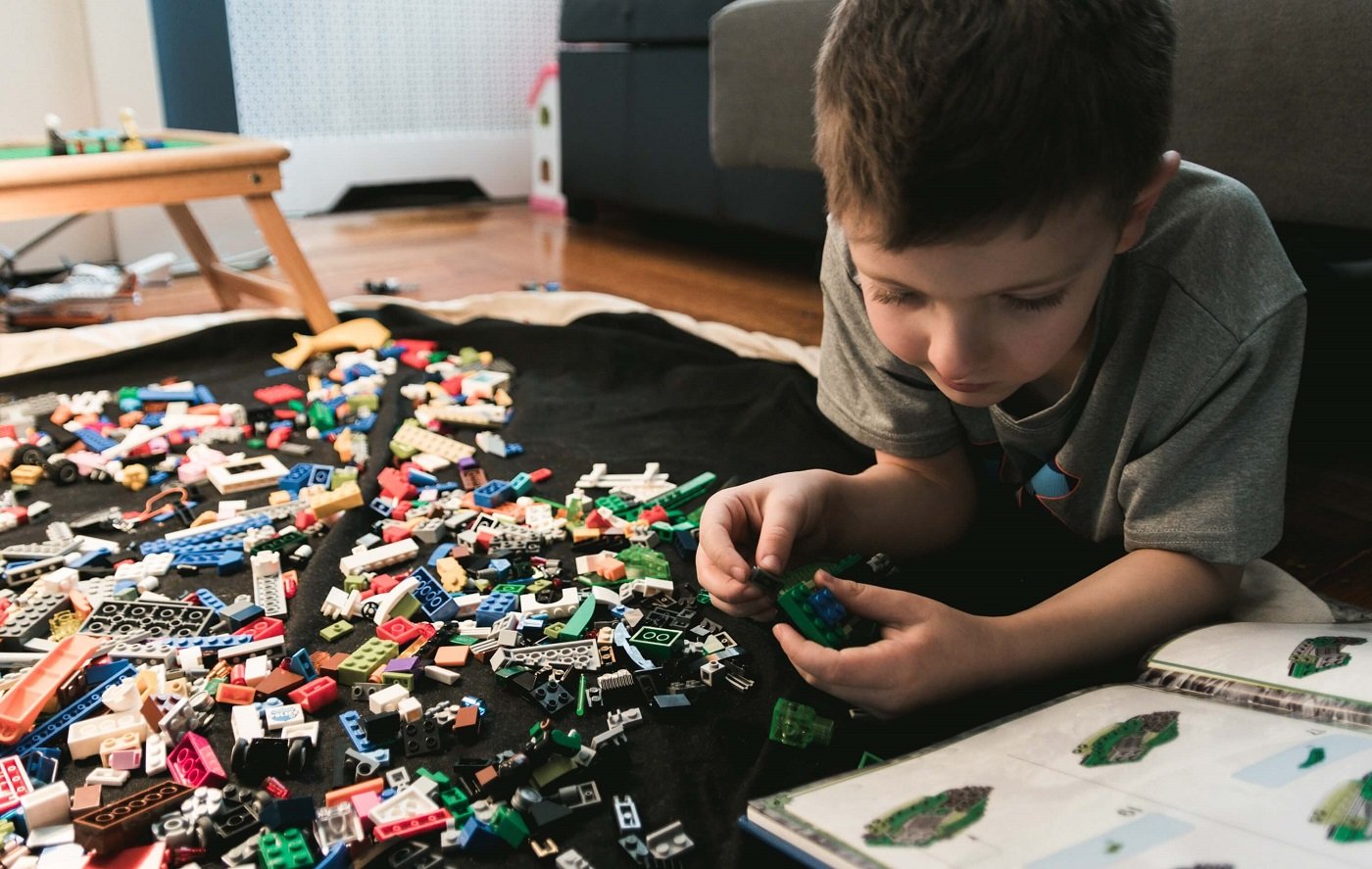por-que-mandar-a-tus-hijos-a-un-curso-o-campamento-de-verano-momadvisor-summer-is-cool-lego por-que-mandar-a-tus-hijos-a-un-curso-o-campamento-de-verano-momadvisor-summer-is-cool-lego