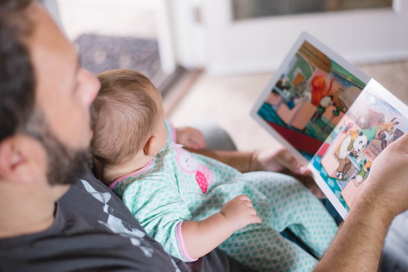la-magica-sensacion-de-un-libro-fisico-cuentos-para-niños-infantiles-papa-leyendo