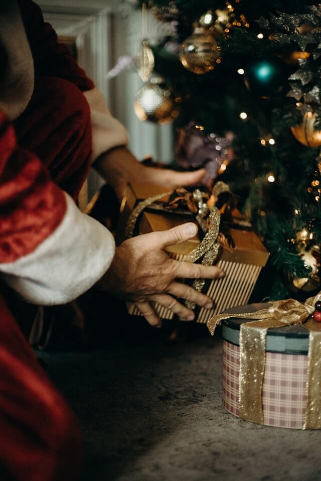 creer-en-santa-claus-regalos-en-el-arbol