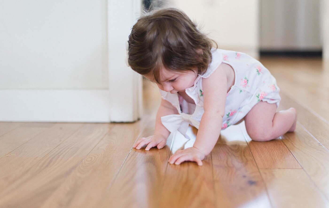 por-que-es-importante-gatear-antes-de-caminar-para-los-bebes-dr-angel-aguado-neurodesarrollo-momadvisor-picsea por-que-es-importante-gatear-antes-de-caminar-para-los-bebes-dr-angel-aguado-neurodesarrollo-momadvisor-picsea