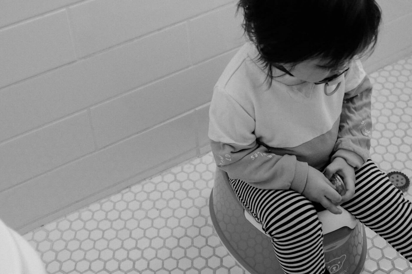 estrenimiento-en-bebes-y-ninos-dr-israel-arguello-gastroenterologo-pediatra-foto-charles-deluvio-unsplash (1)